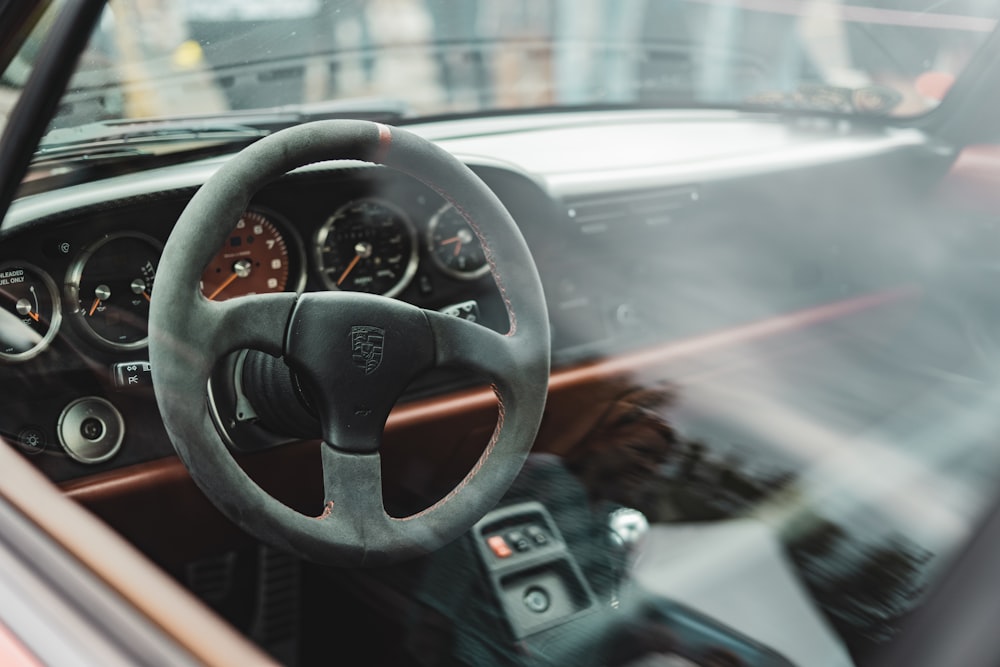 black mercedes benz steering wheel