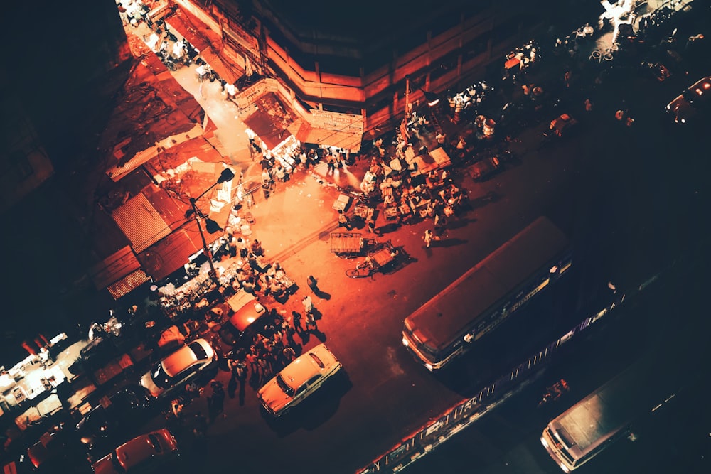 Personas que caminan por la calle durante la noche