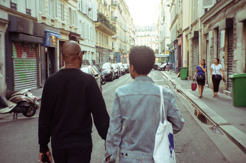 Hombres estilosos con chaquetas