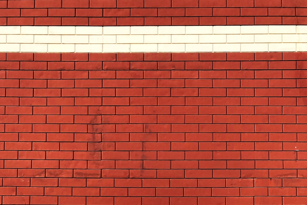 茶色と白のレンガの壁