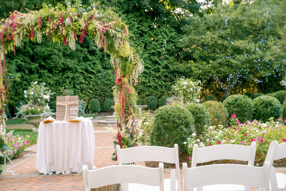 chaises et table blanches recouvertes d’un tissu blanc