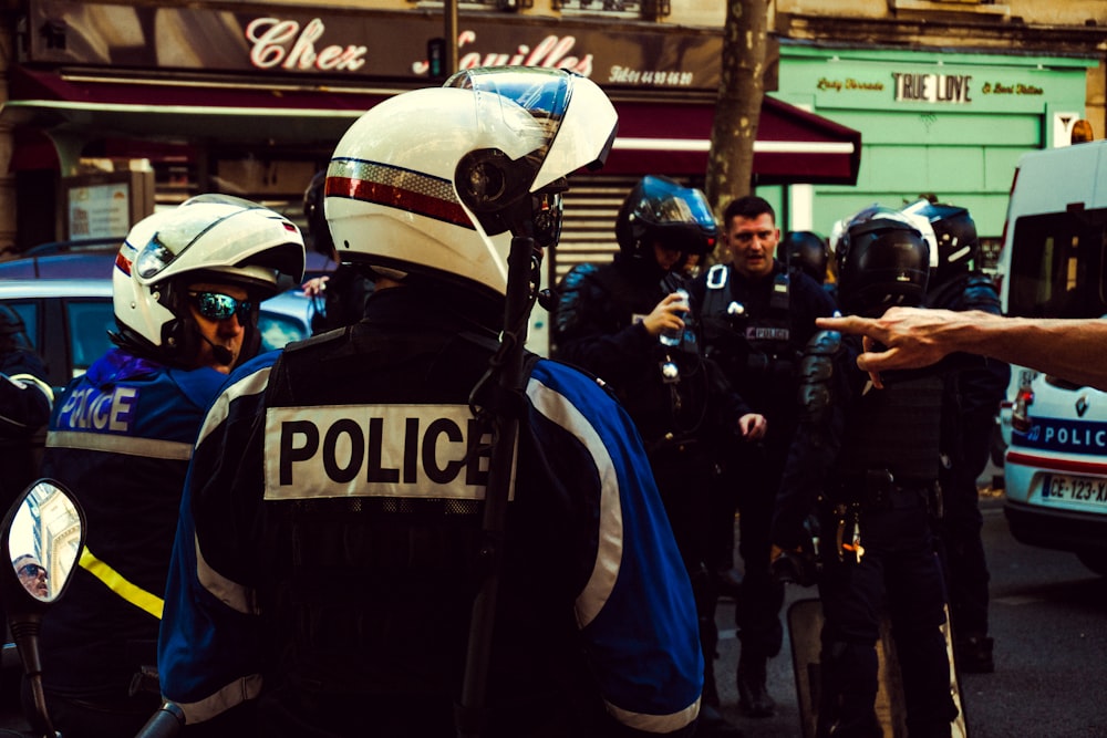 homme en veste bleue et blanche portant un casque blanc