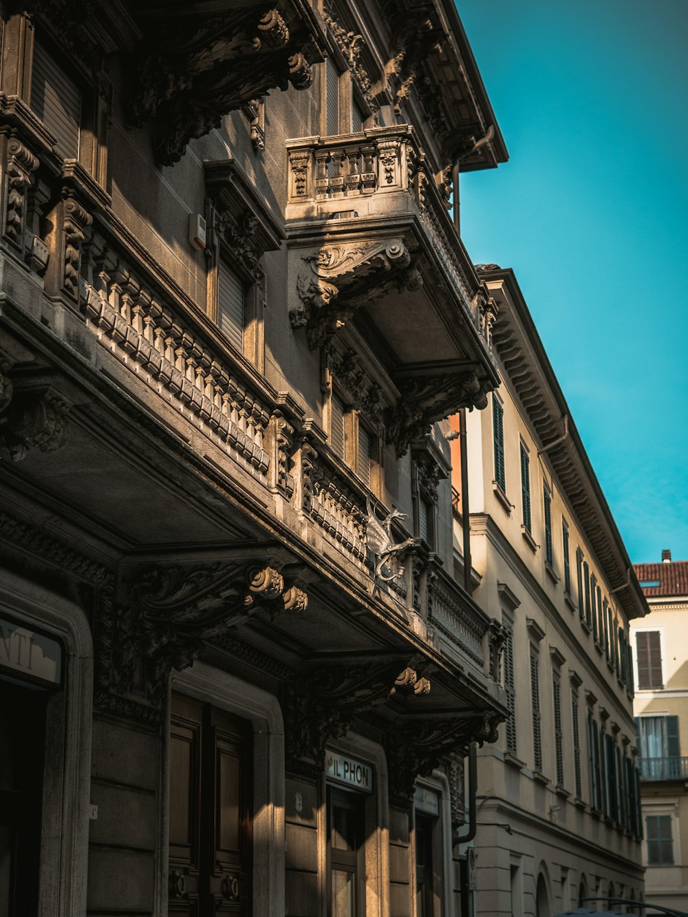 Weißes Betongebäude unter blauem Himmel tagsüber