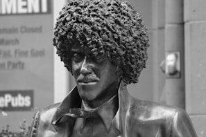 Photograph of a commemorative statue dedicated to Carlos Fonseca