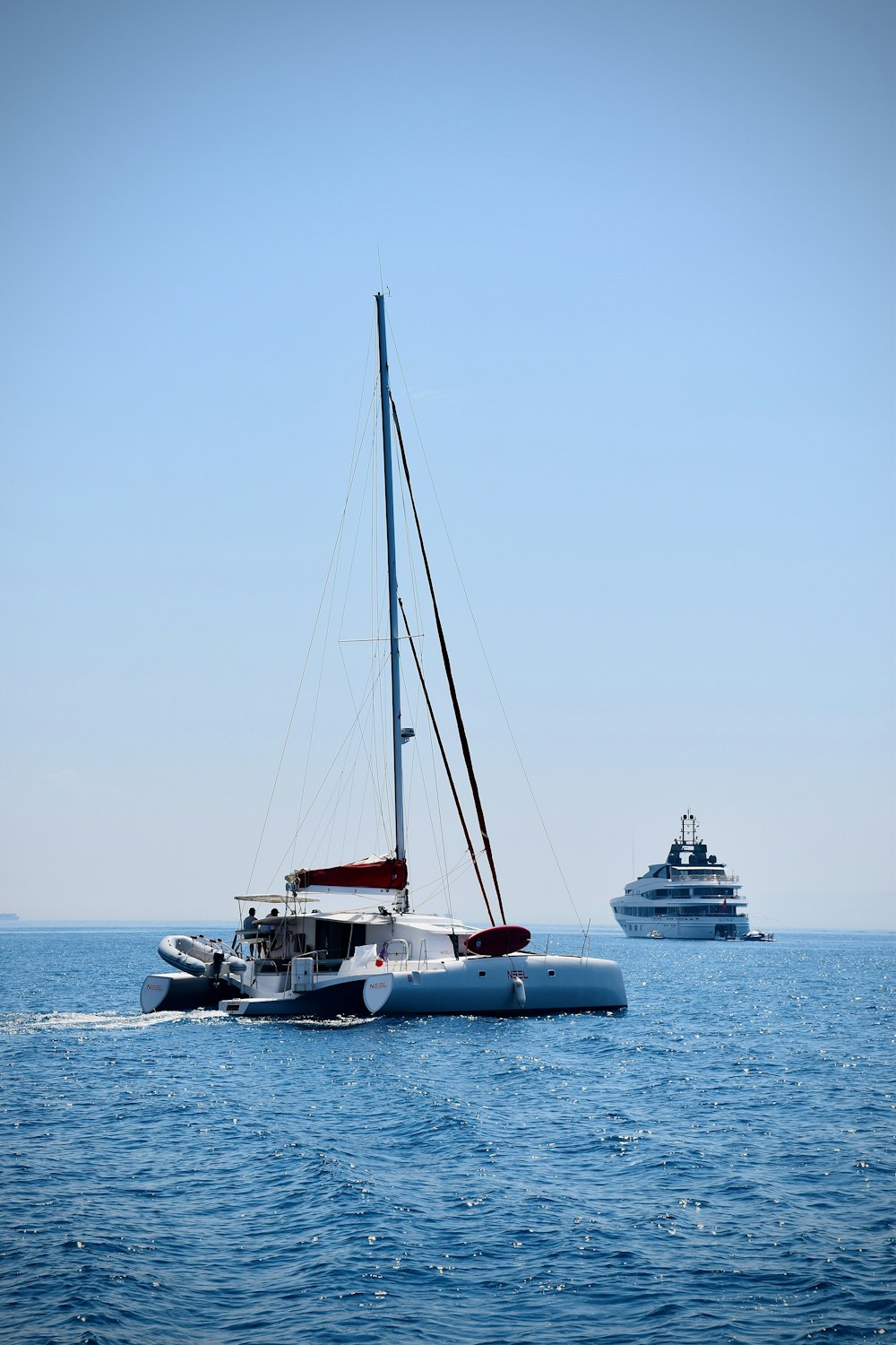 bateau blanc sur la mer pendant la journée