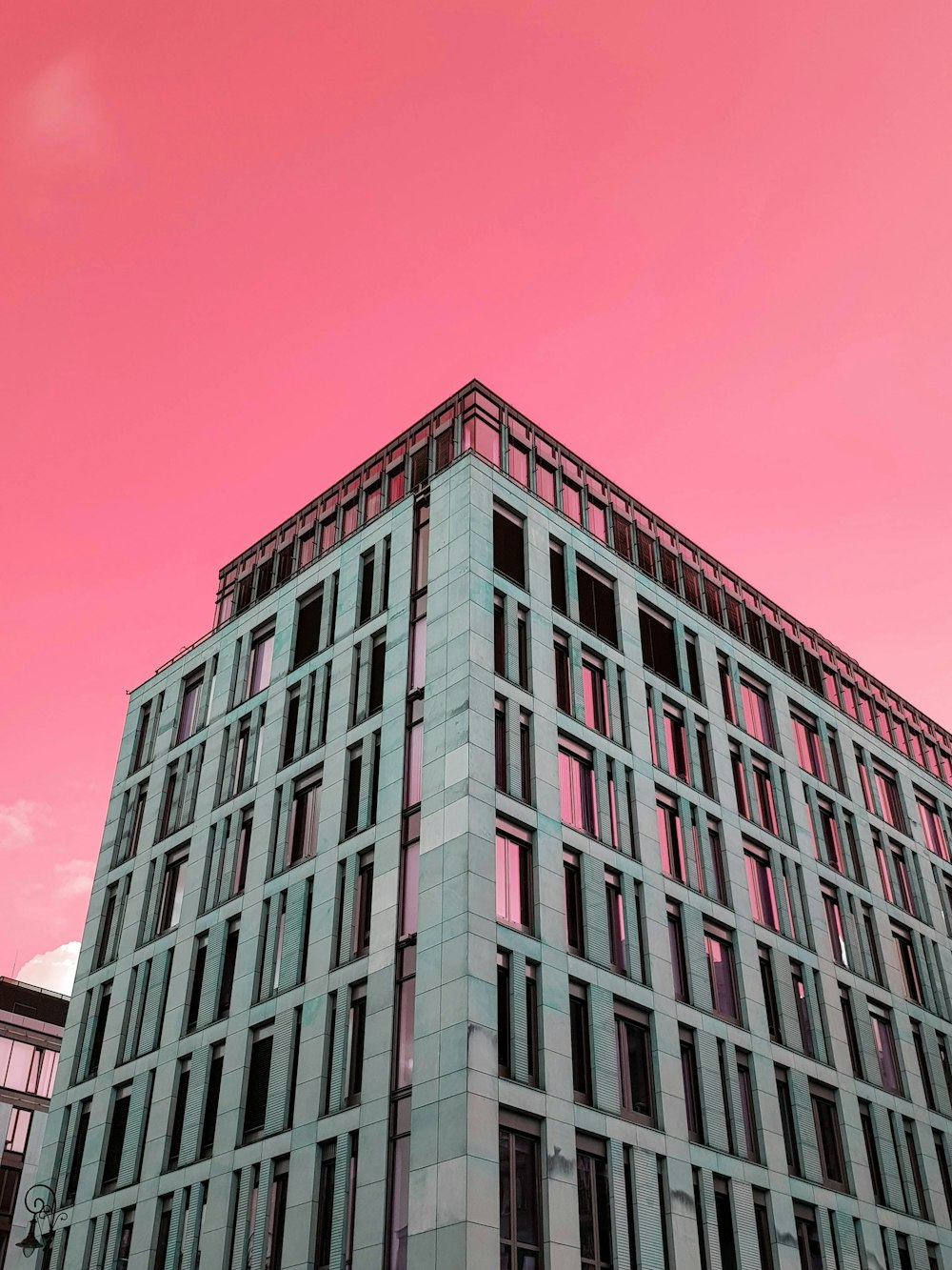 Bâtiment en béton gris sous le ciel bleu pendant la journée