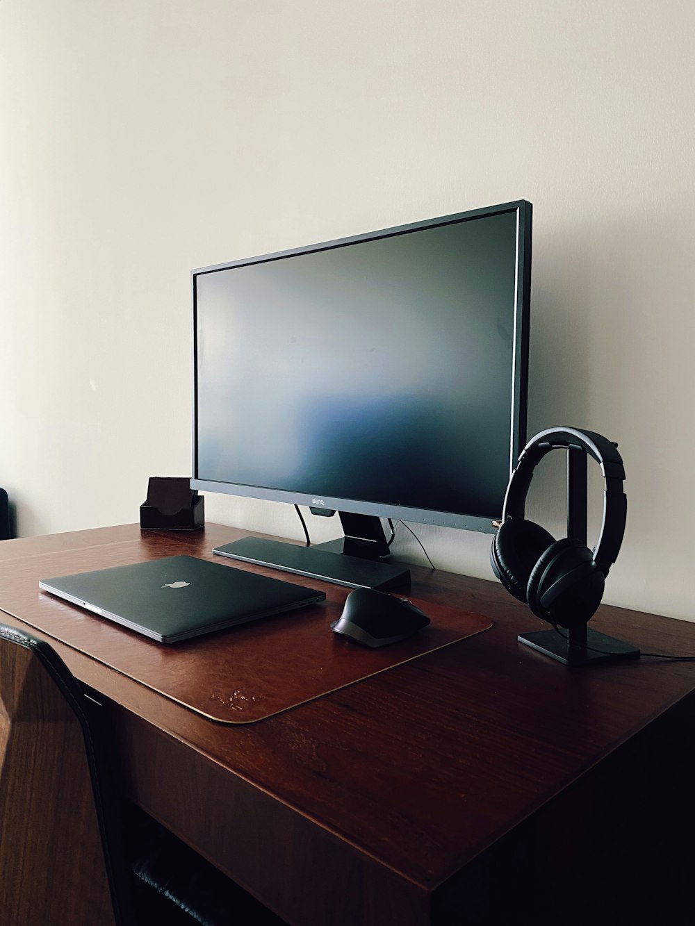 monitor per computer a schermo piatto nero su scrivania di legno marrone