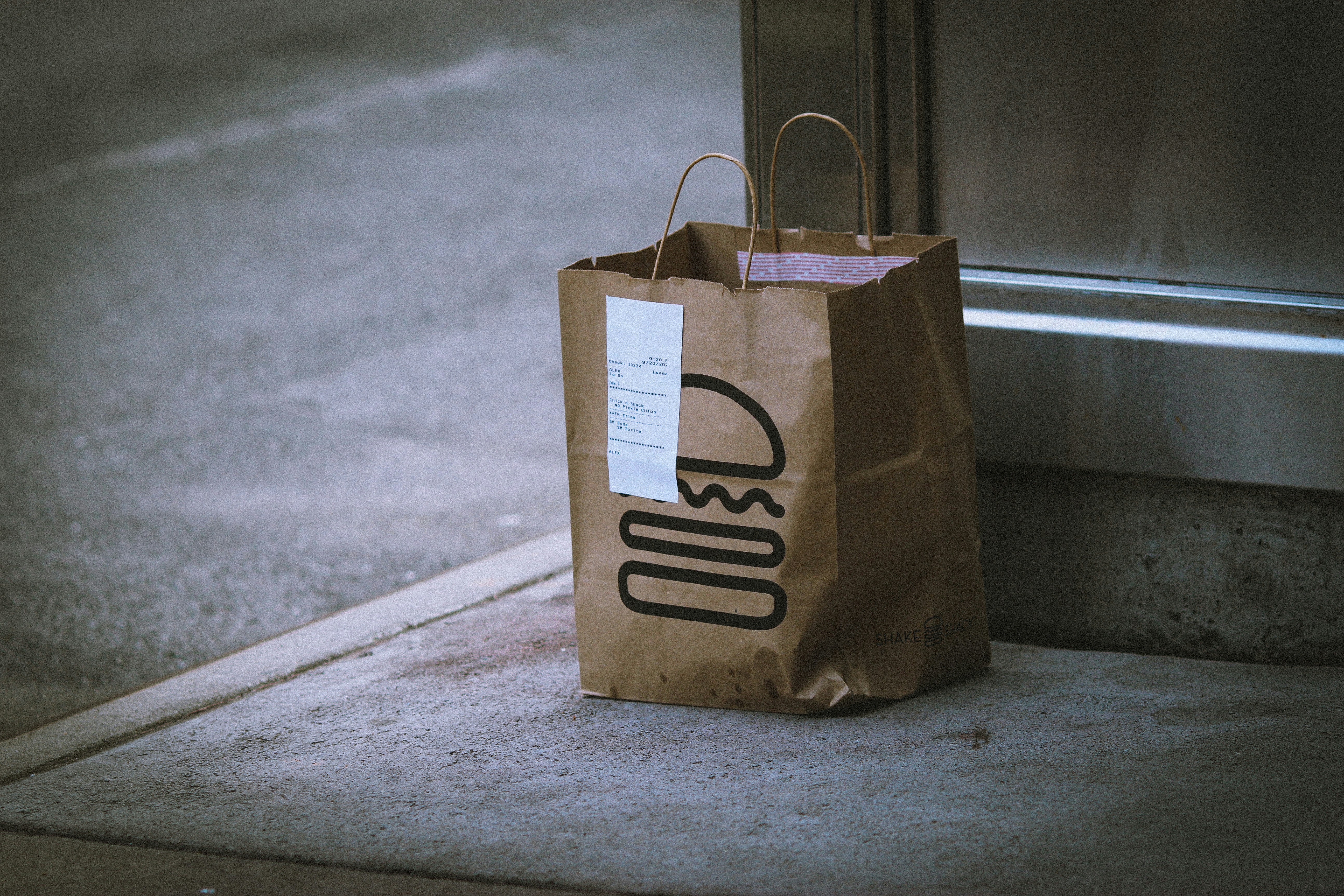 https://images.unsplash.com/photo-1600728619239-d2a73f7aa541?ixid=M3w2MjYzNjJ8MHwxfHNlYXJjaHwxfHxTaGFrZSUyMFNoYWNrJTJDJTIwSG9vdGVycyUyQyUyMEJKJUUyJTgwJTk5cyUyMFJlc3RhdXJhbnRzfGVufDB8MHx8fDE3MjU1NjQ2MTN8MA&ixlib=rb-4.0.3