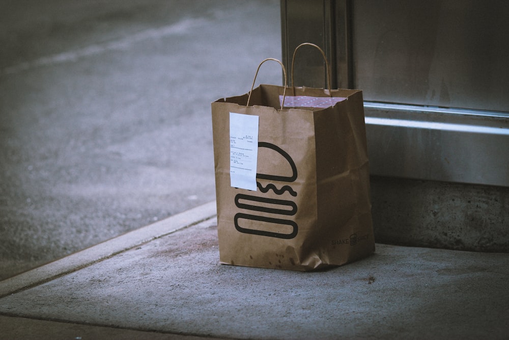 bolsa de papel marrón sobre piso de concreto gris