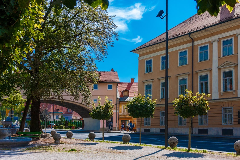 edificio in cemento marrone vicino agli alberi verdi durante il giorno