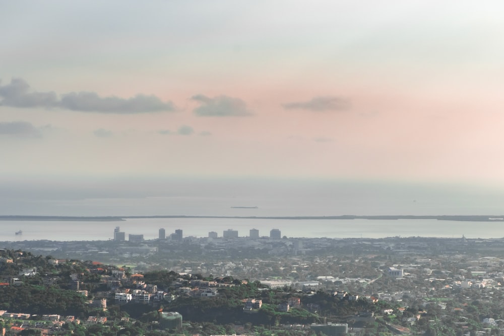 Horizonte de la ciudad bajo nubes blancas durante el día