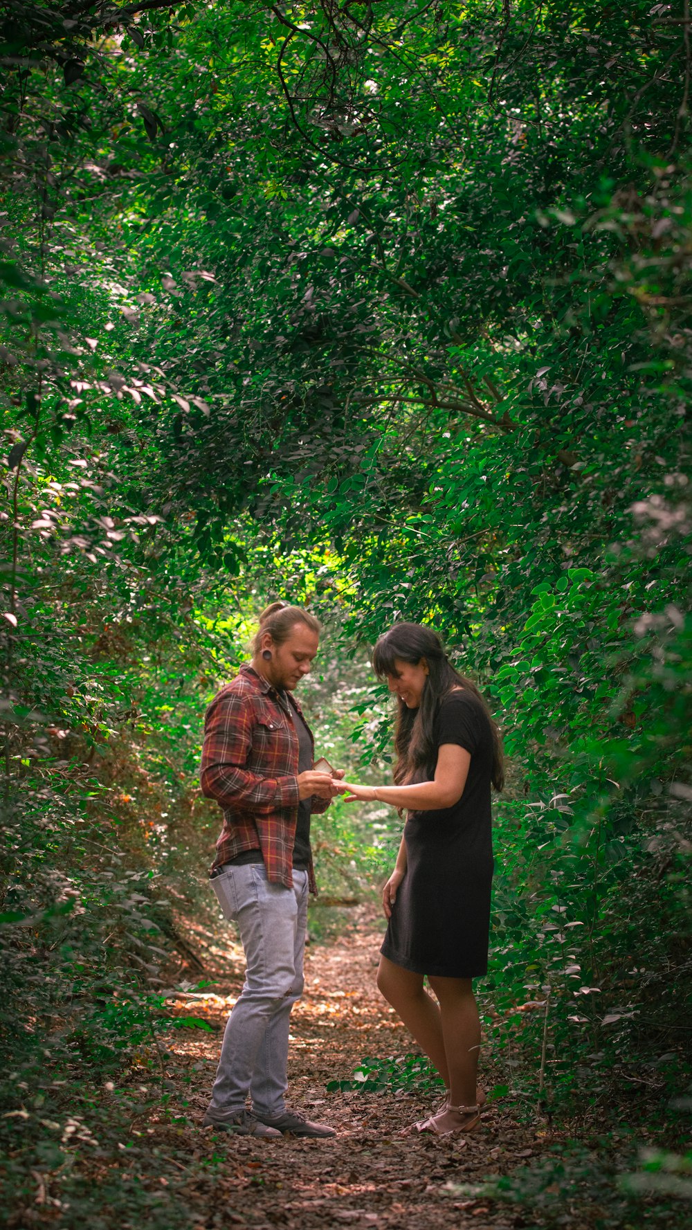 Mann und Frau, die tagsüber im Wald spazieren gehen