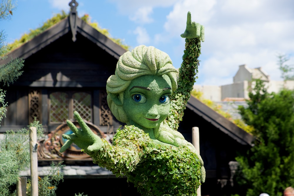 Statue de dragon vert pendant la journée