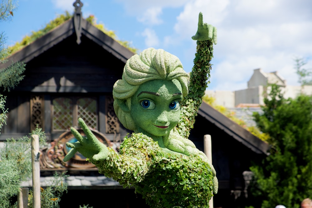 Estatua del dragón verde durante el día