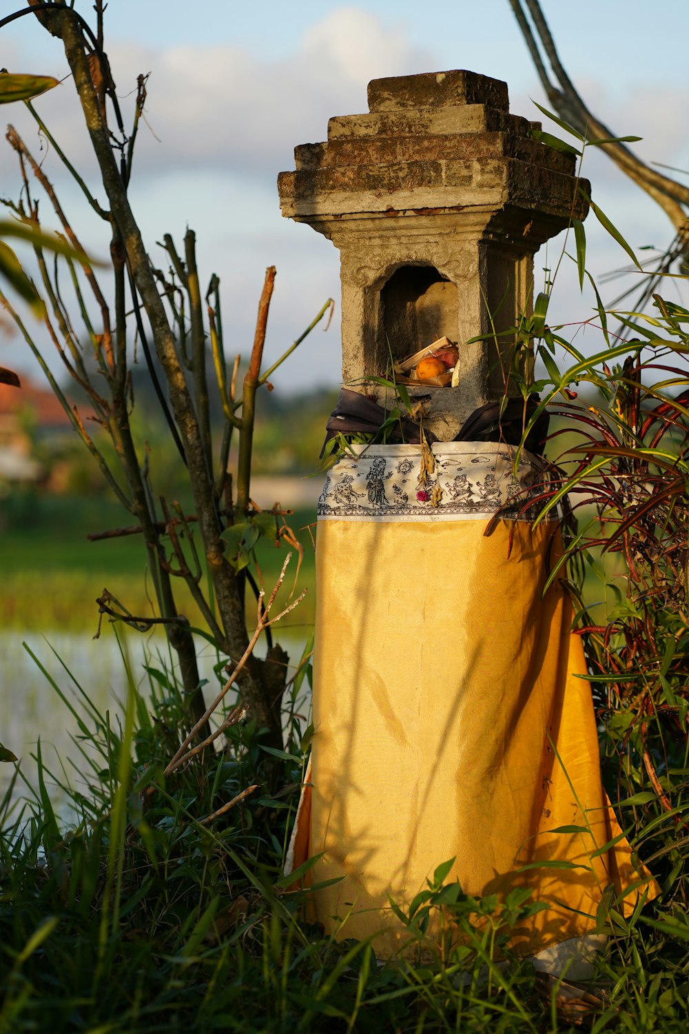 Torre de hormigón amarillo y marrón