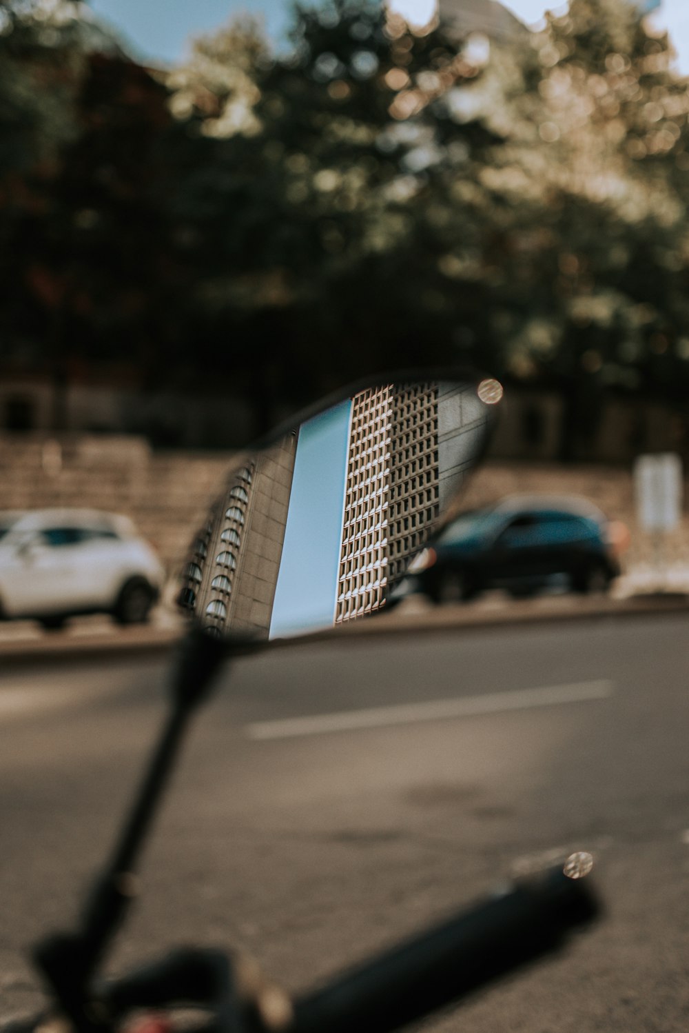 Auto bianca e nera su strada durante il giorno