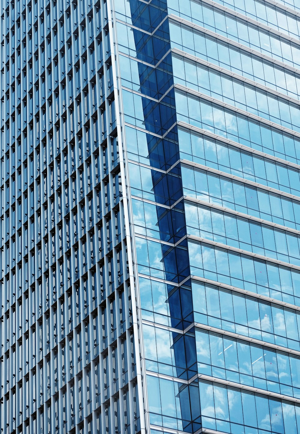 Edificio de hormigón blanco y azul