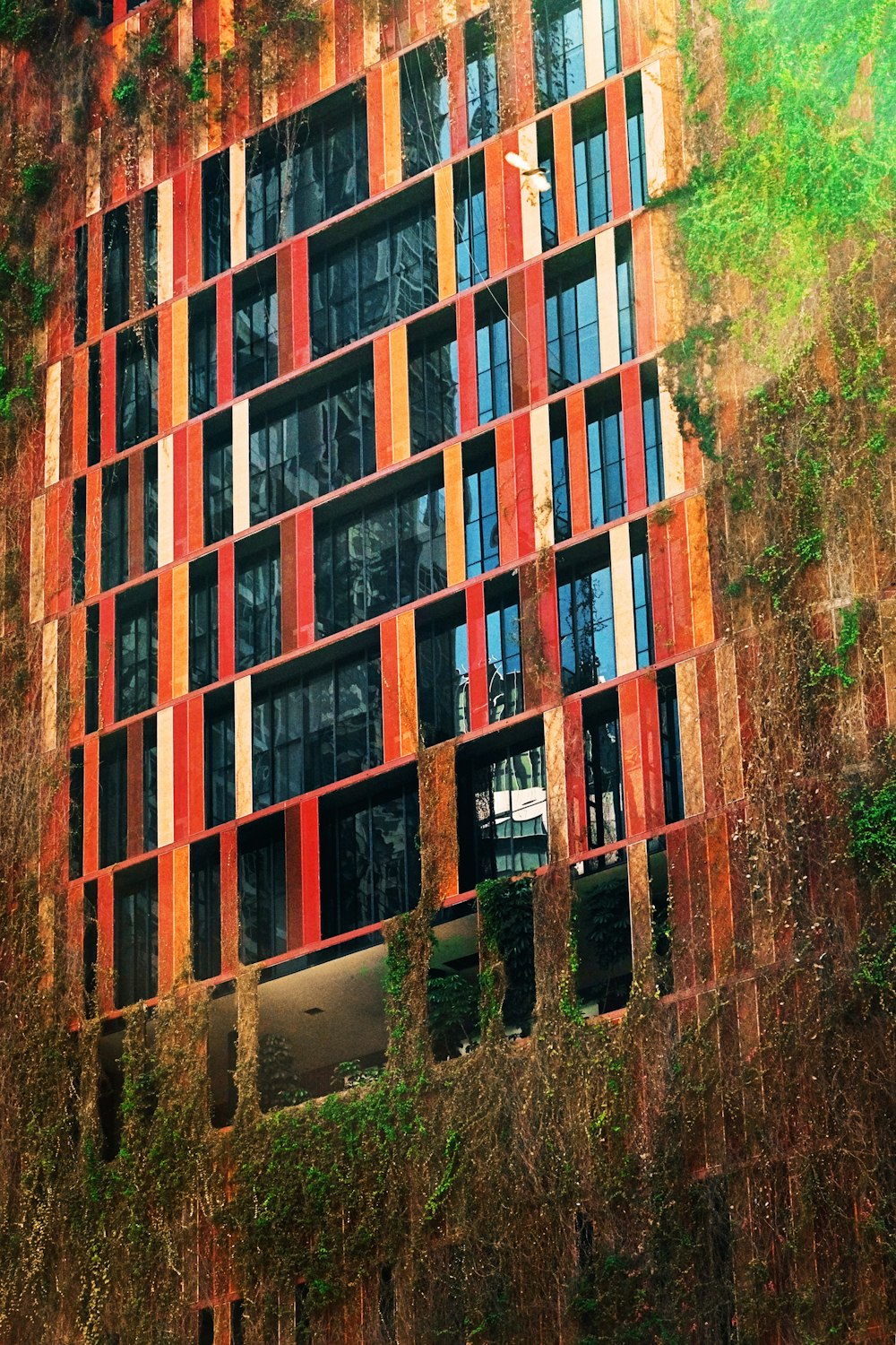 Bâtiment en béton rouge pendant la journée