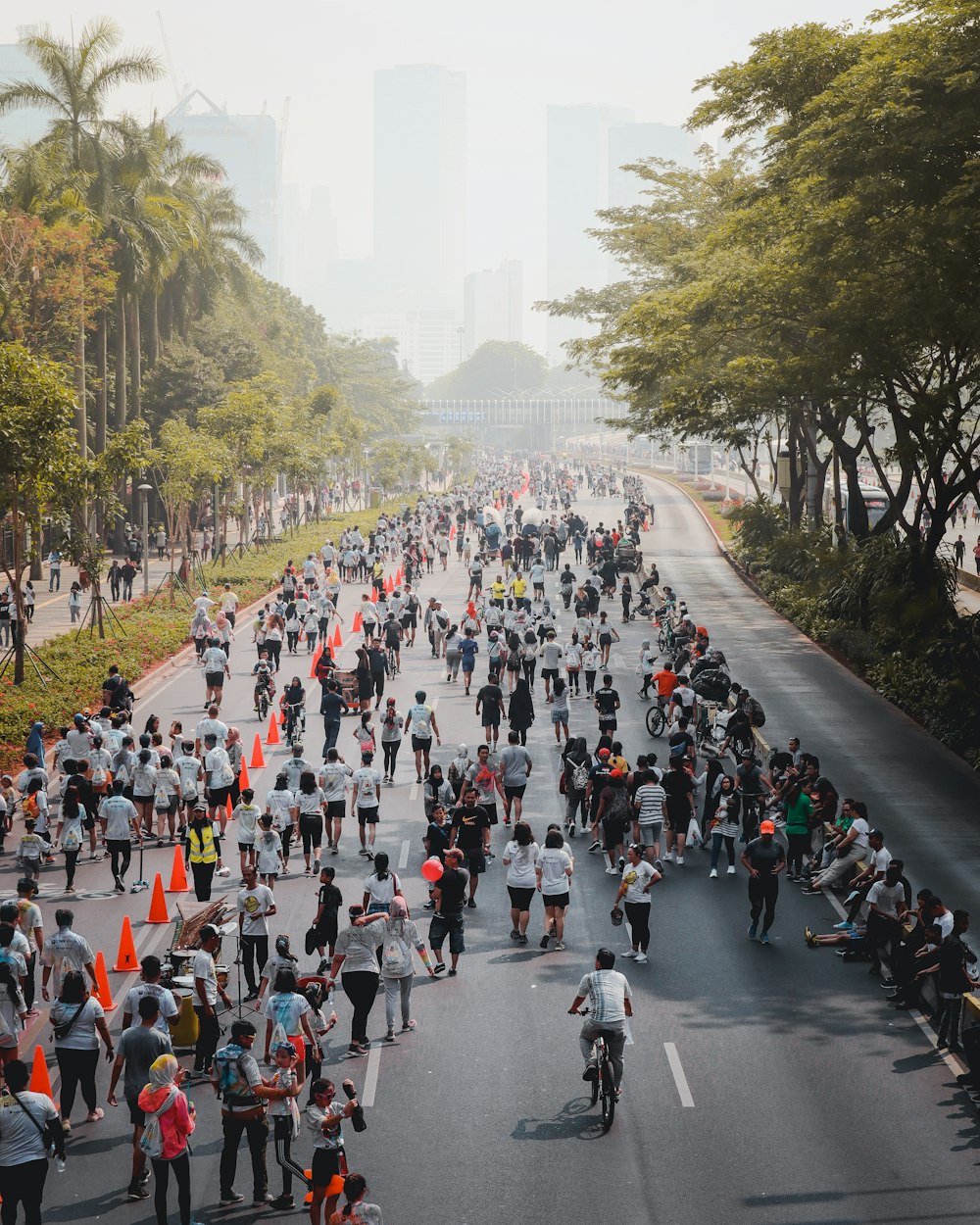 persone che camminano per strada durante il giorno