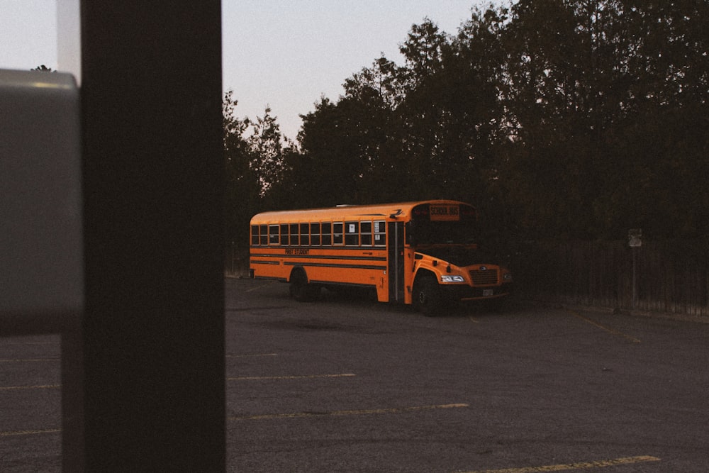 Autobus scolaire jaune sur la route pendant la journée
