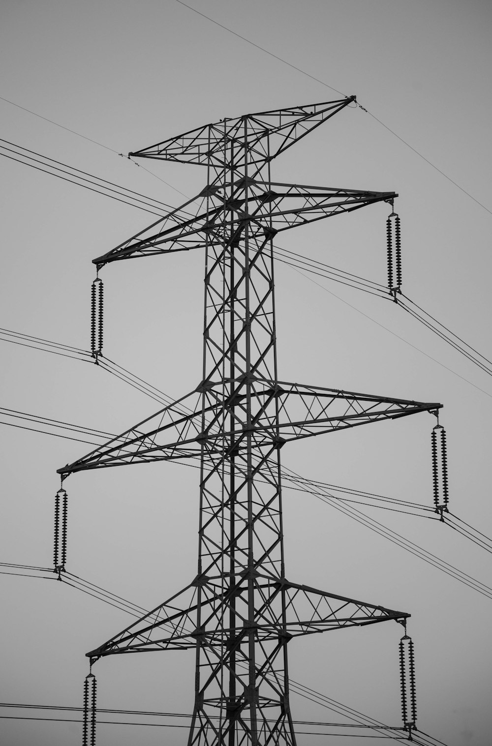 torre eléctrica de metal negro bajo el cielo blanco