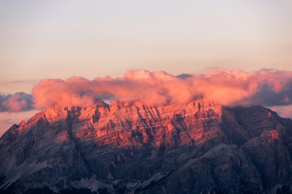 Montagna rocciosa marrone sotto nuvole bianche durante il giorno