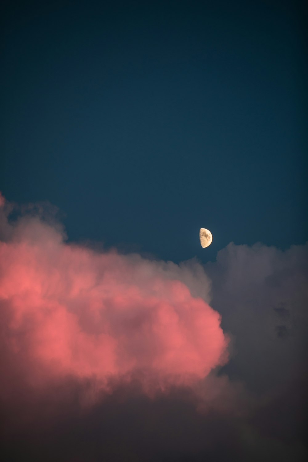 空に浮かぶ満月