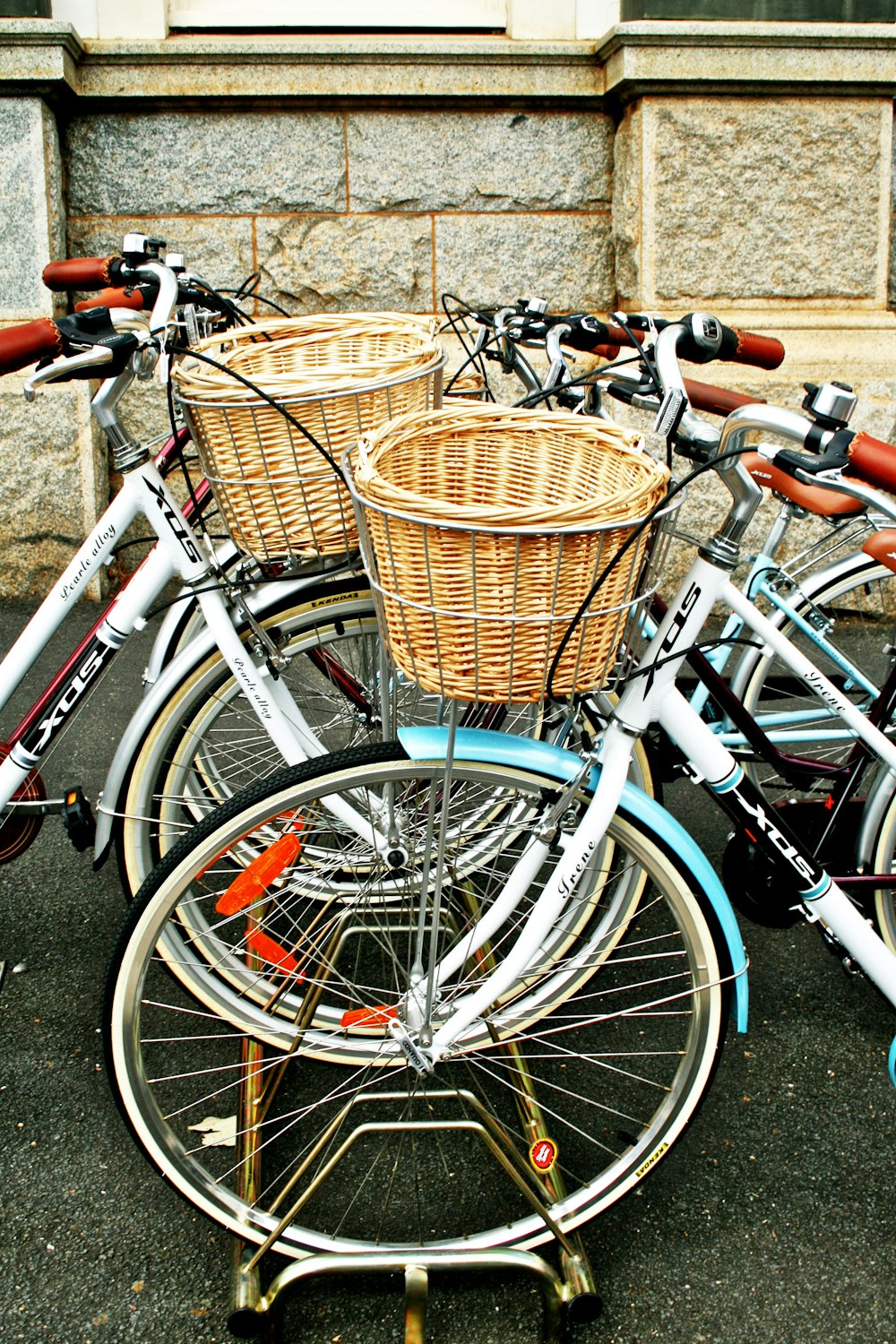 Cesta tejida marrón en bicicleta