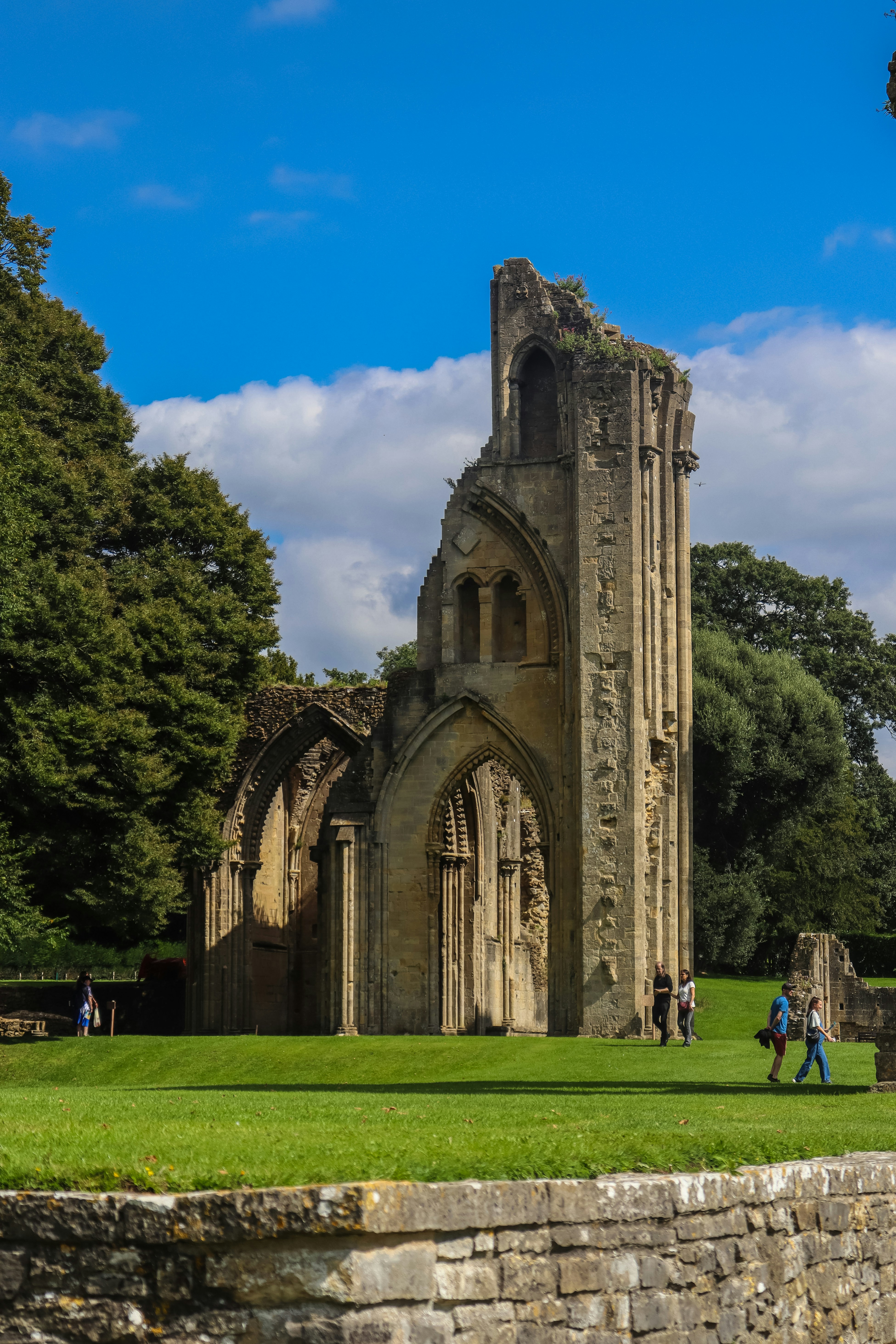 昼間の白い雲の下の灰色のコンクリートの建物のローアングル写真の写真 Unsplashで見つけるイギリスの無料写真