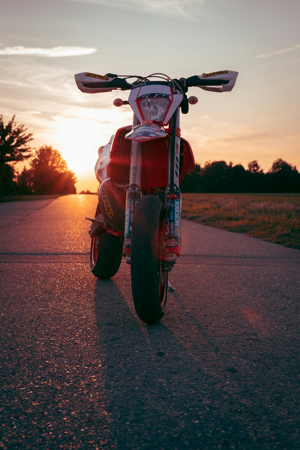 motocicleta vermelha na estrada durante o dia