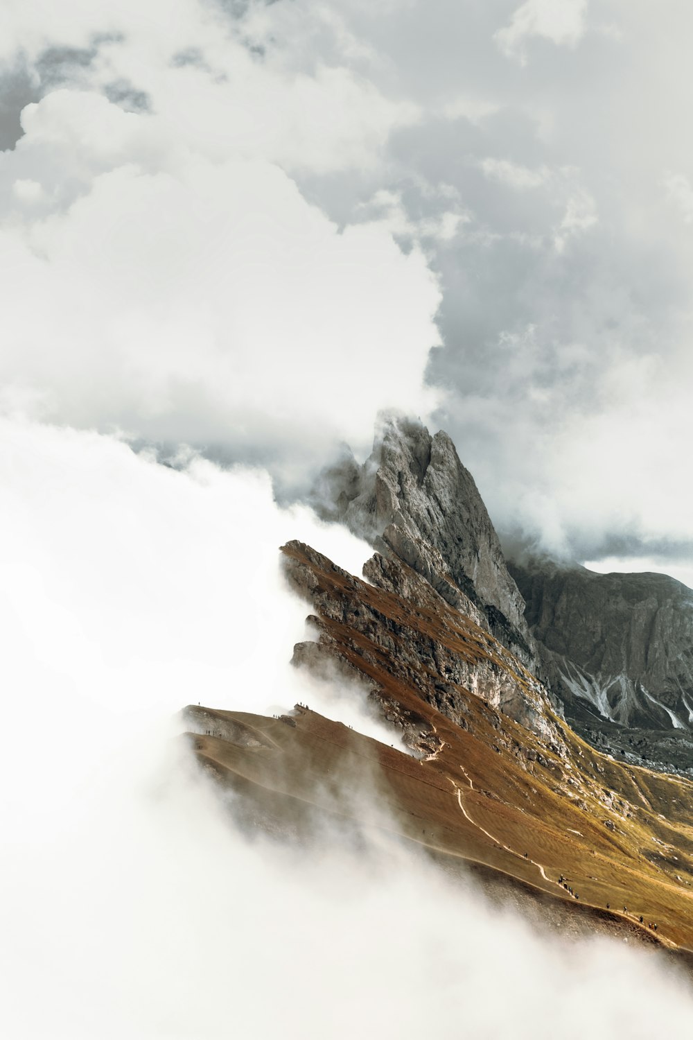 montagna rocciosa marrone sotto nuvole bianche