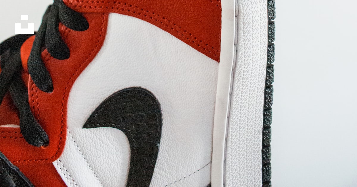 Baskets nike rouge et blanc photo – Image gratuite de Lyon sur Unsplash