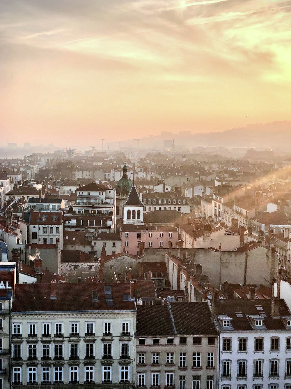 Vista aérea de la ciudad durante la puesta del sol