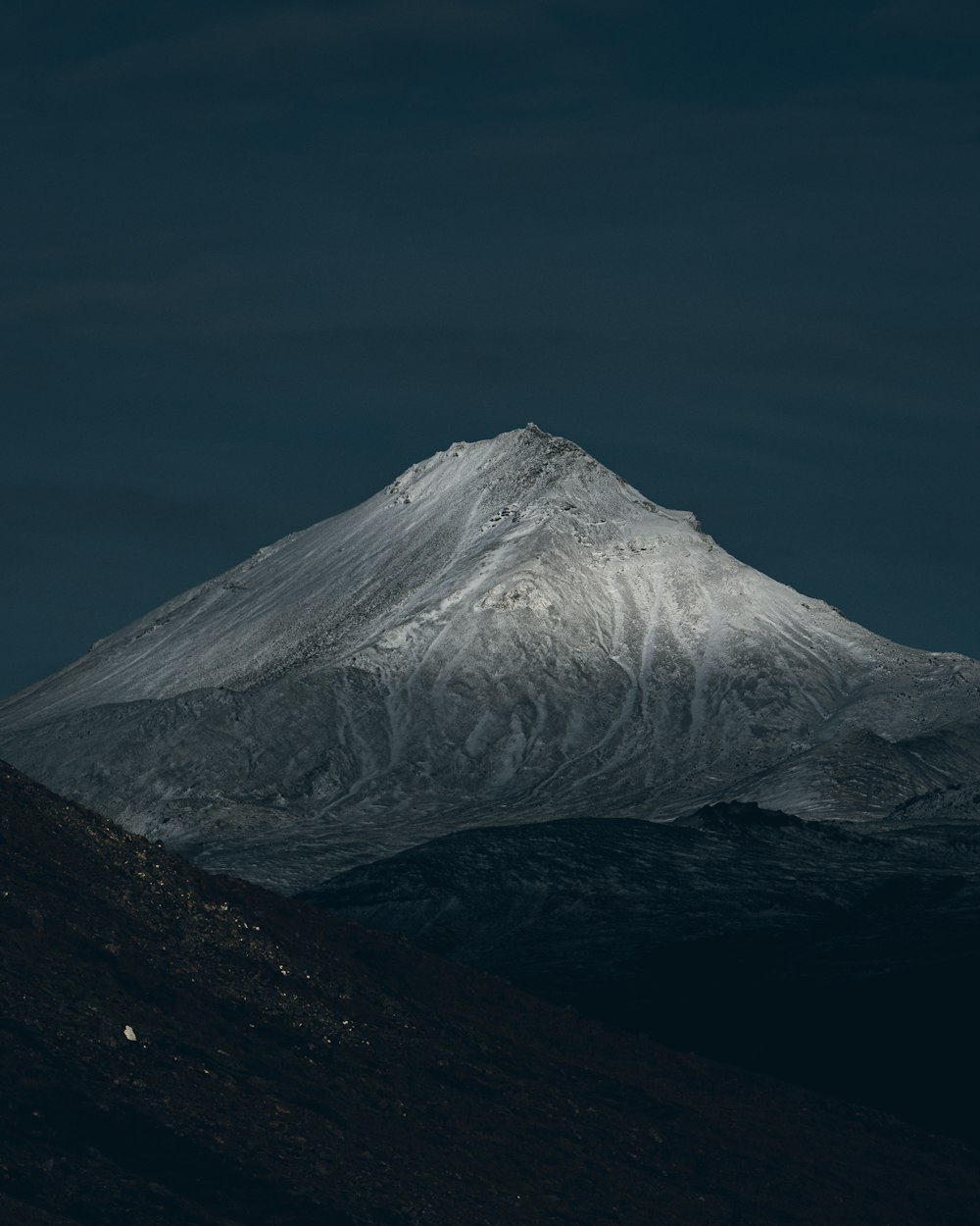 montanha coberta de neve sob o céu azul durante o dia