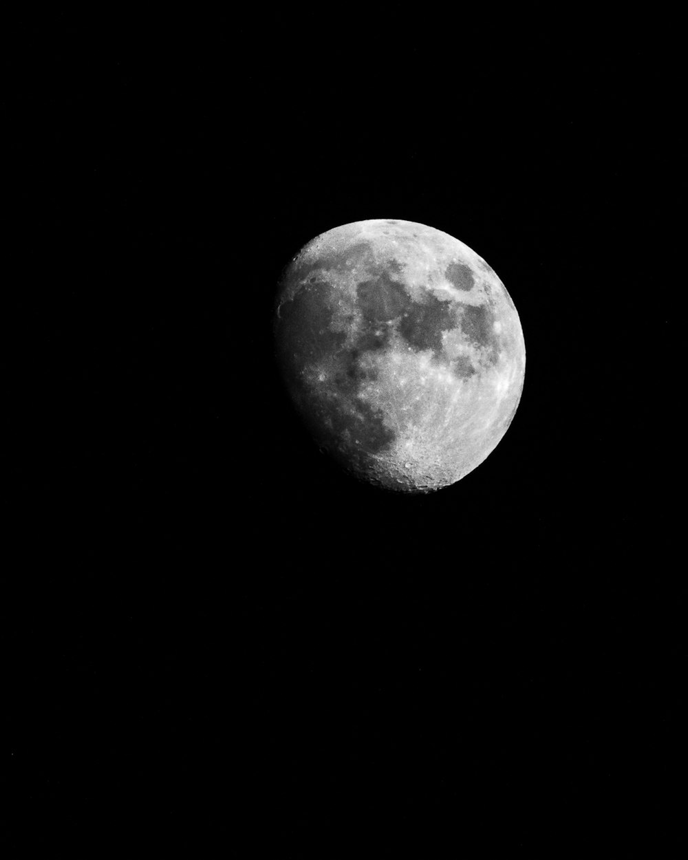 Photo en niveaux de gris de la pleine lune