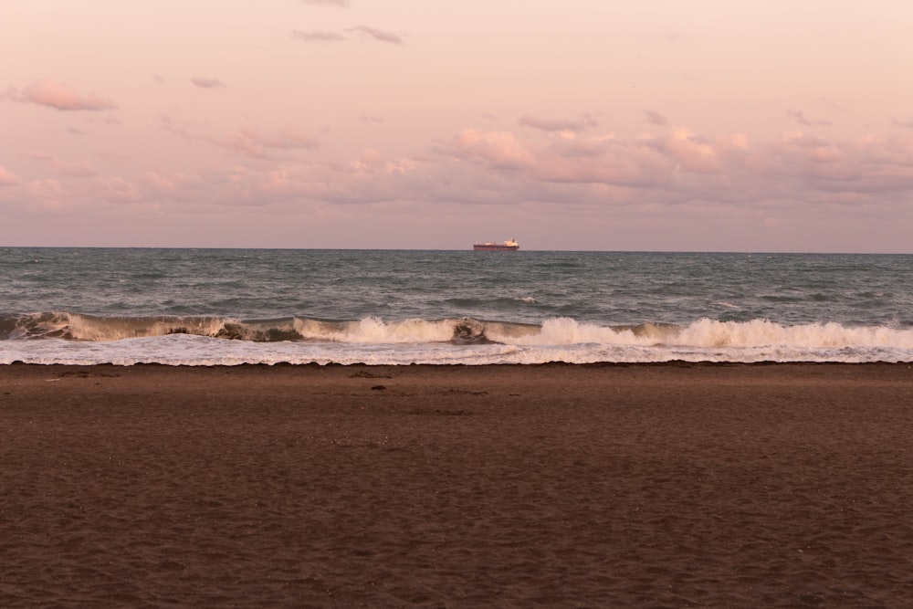 sea waves crashing on shore during daytime