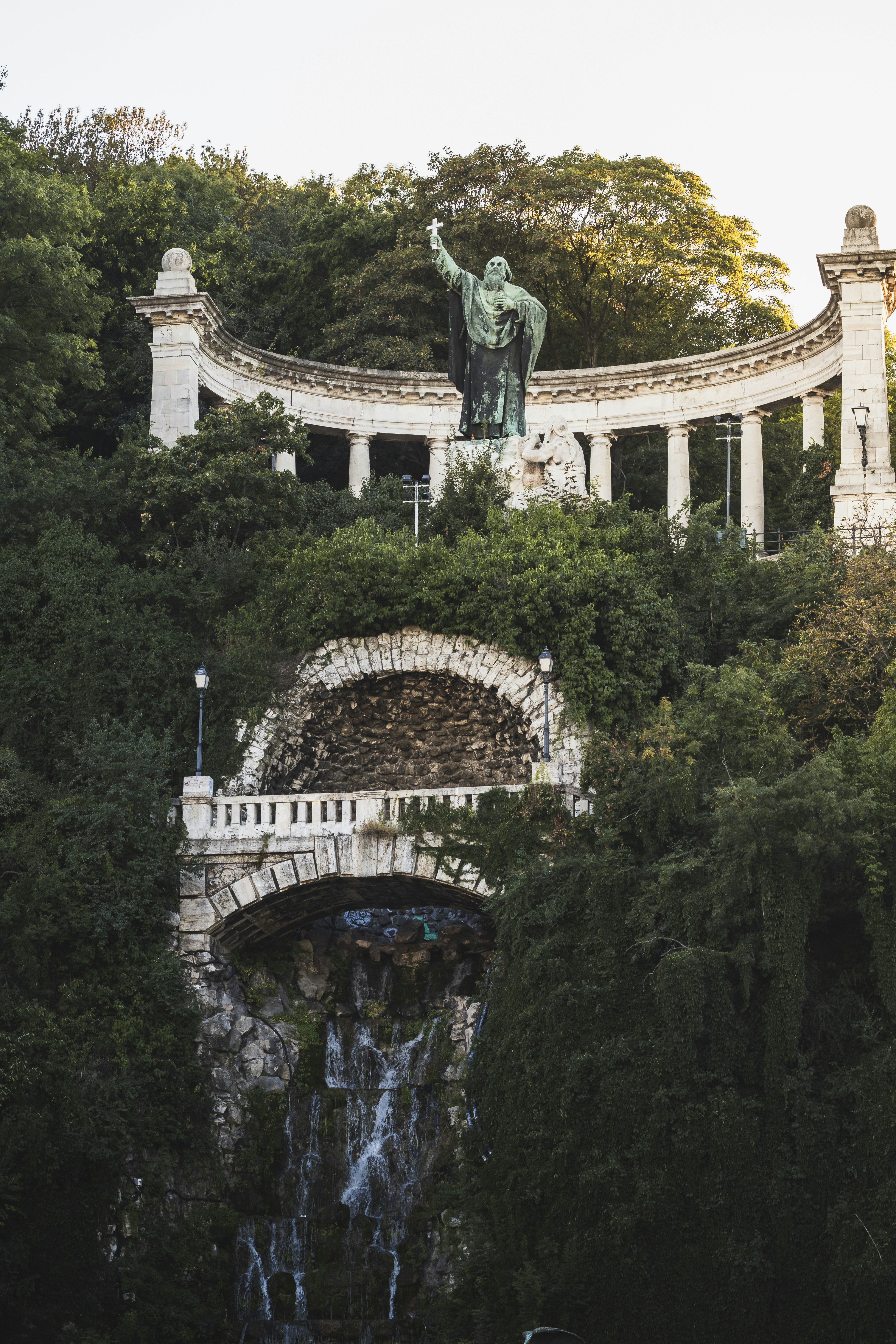statue d’homme au sommet d’un bâtiment