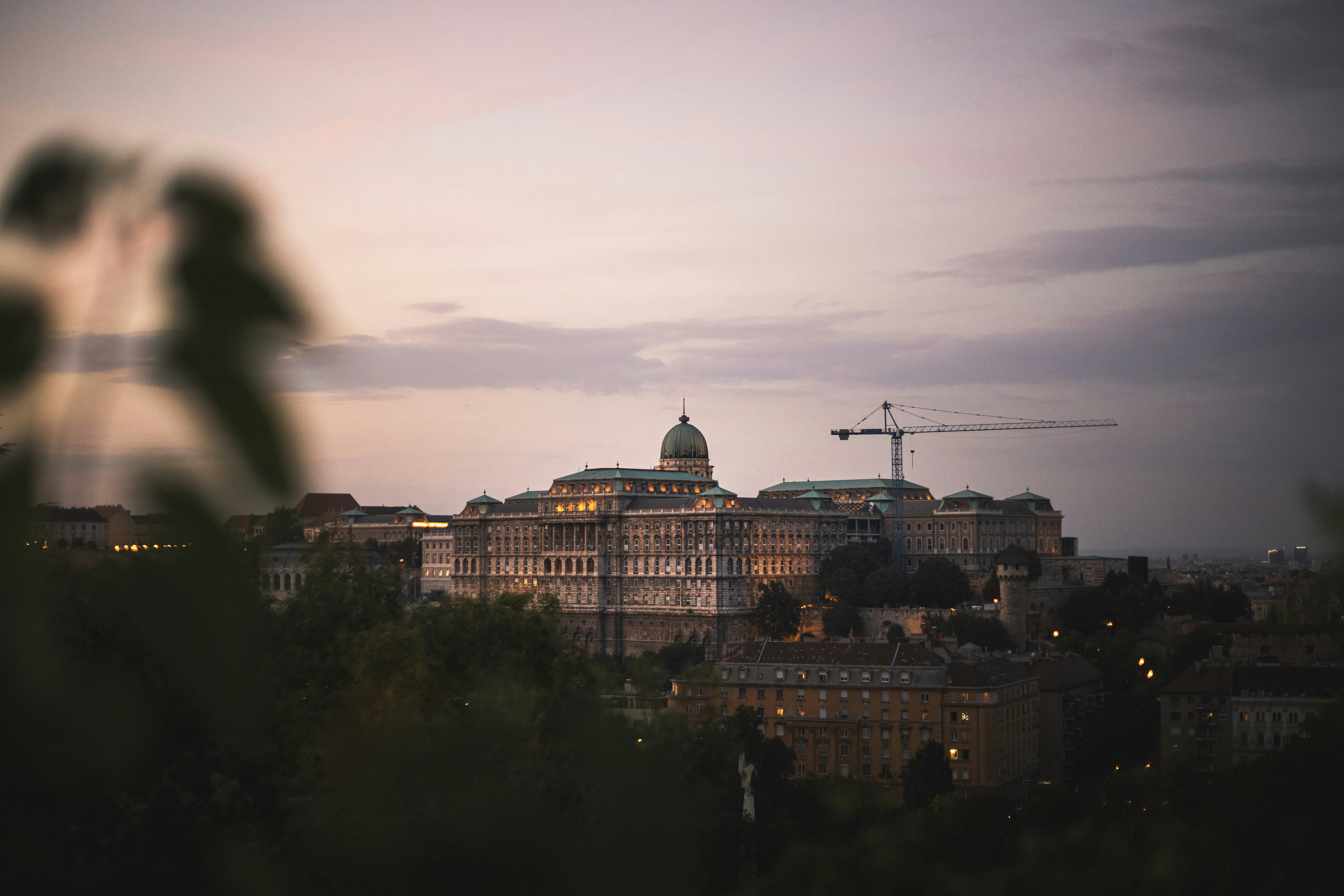 bâtiment en béton blanc et brun pendant la nuit