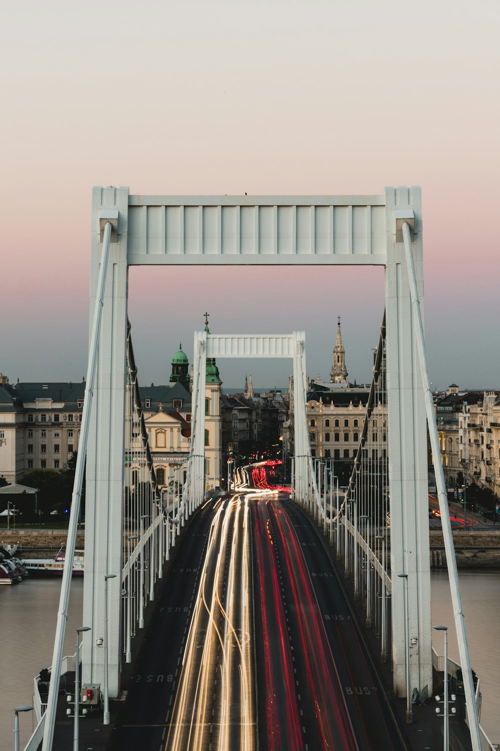 Auto rosse e bianche sul ponte durante il giorno