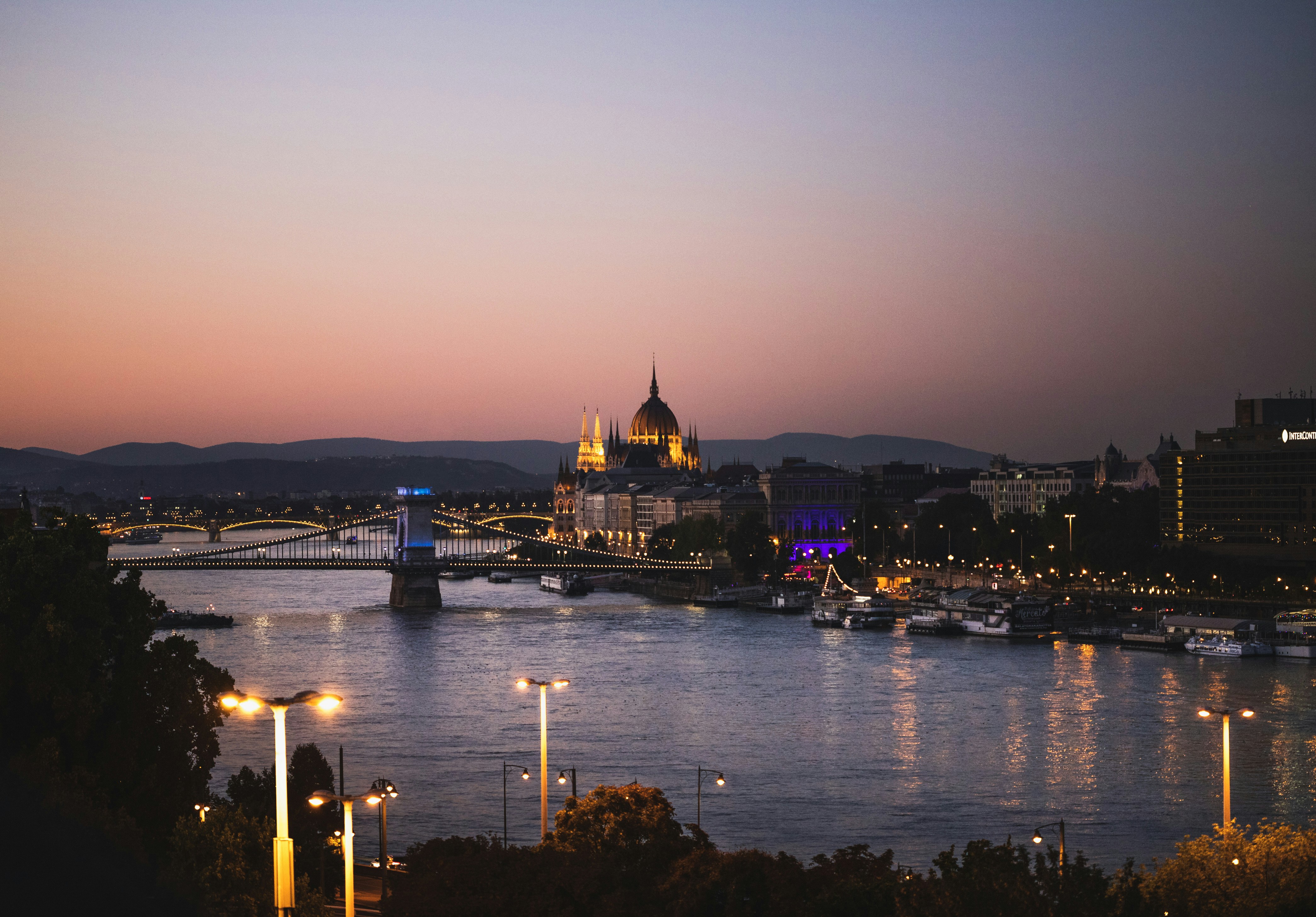 bâtiments municipaux éclairés près d’un plan d’eau pendant la nuit