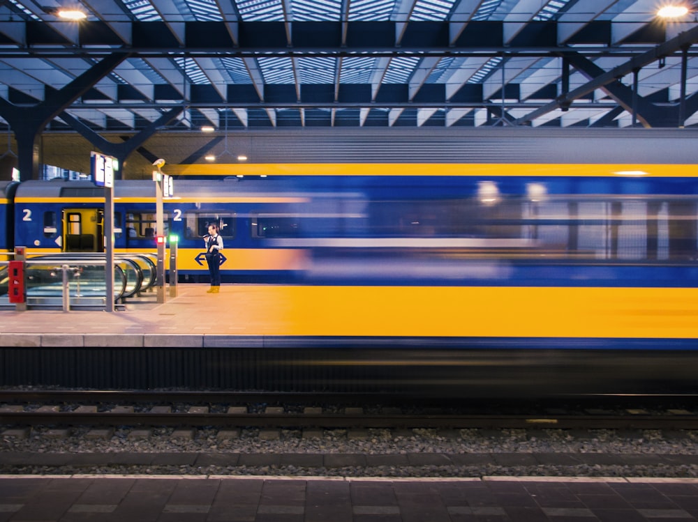 persone che camminano sulla stazione ferroviaria durante il giorno