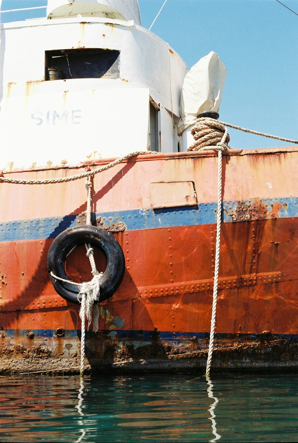 Barco marrón y blanco con rueda metálica redonda negra