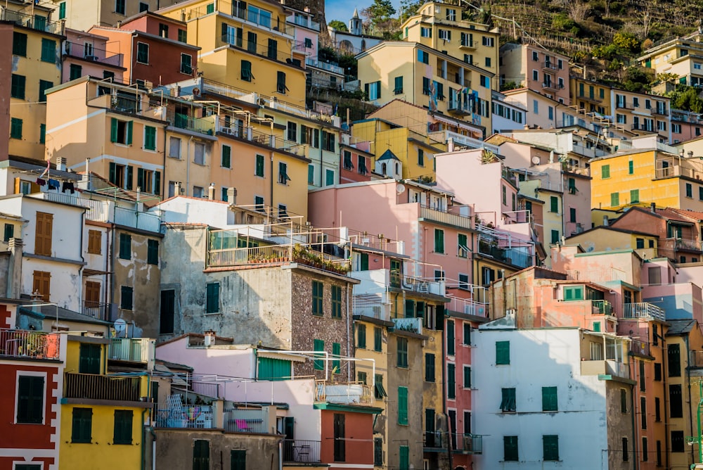 edifici in cemento bianco e marrone durante il giorno