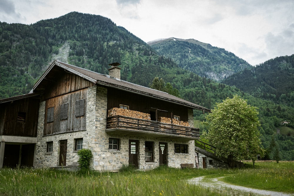 Casa de madera marrón en un campo de hierba verde cerca de Green Mountain durante el día