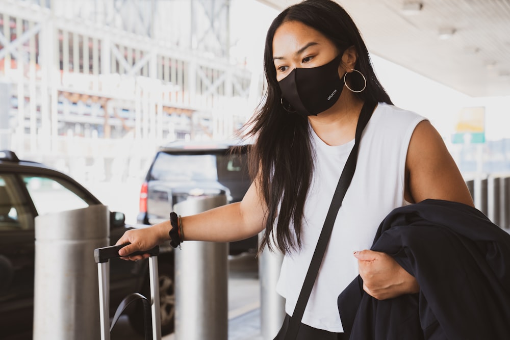 Mujer en camiseta sin mangas en blanco y negro con gafas de sol negras