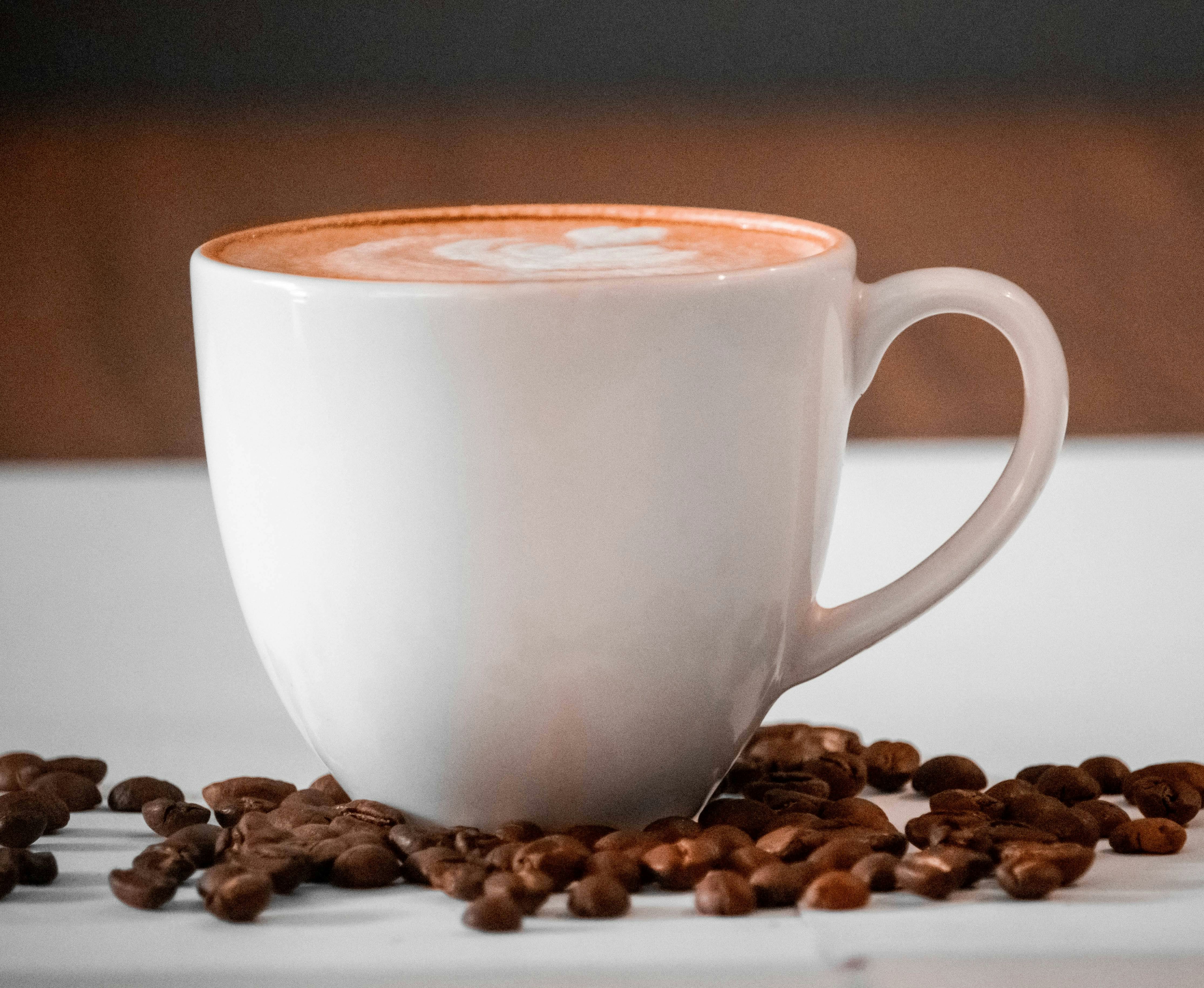 コーヒー豆と白いセラミック マグカップの写真 Unsplashで見つけるスラトの無料写真