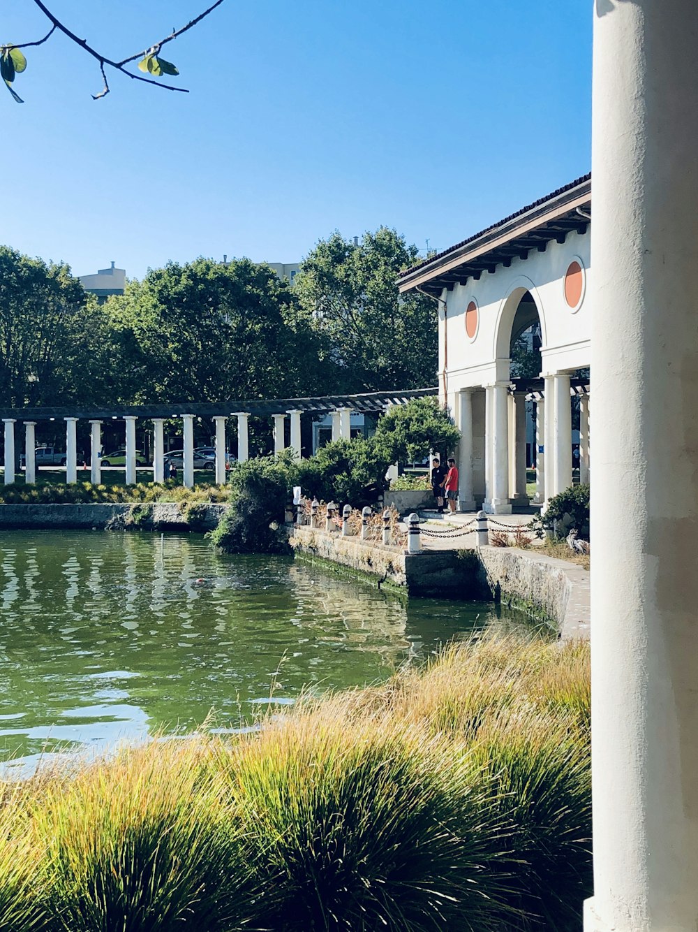 edificio in cemento bianco e marrone vicino al fiume durante il giorno