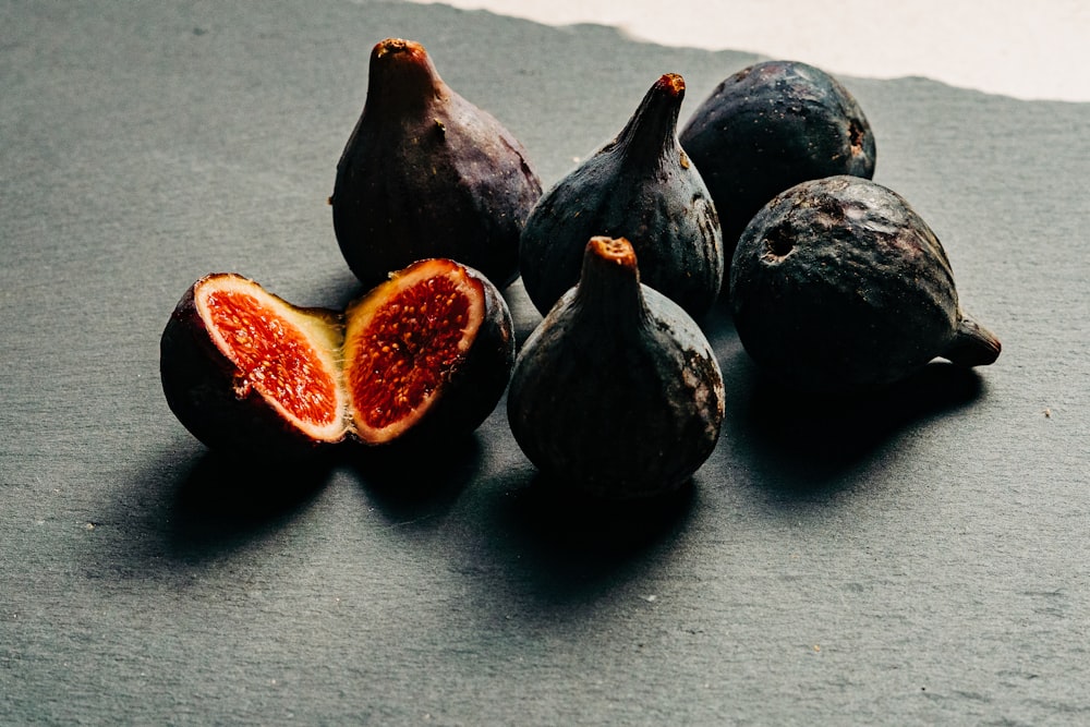 fruits noirs et oranges sur table noire