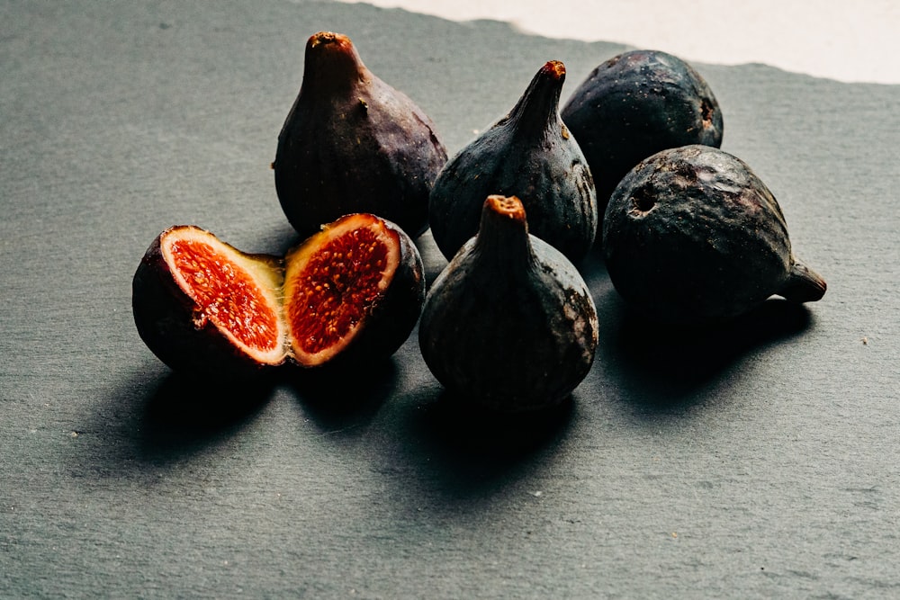 fruta preta e laranja na mesa preta
