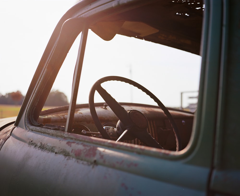 o interior de um caminhão velho com um volante